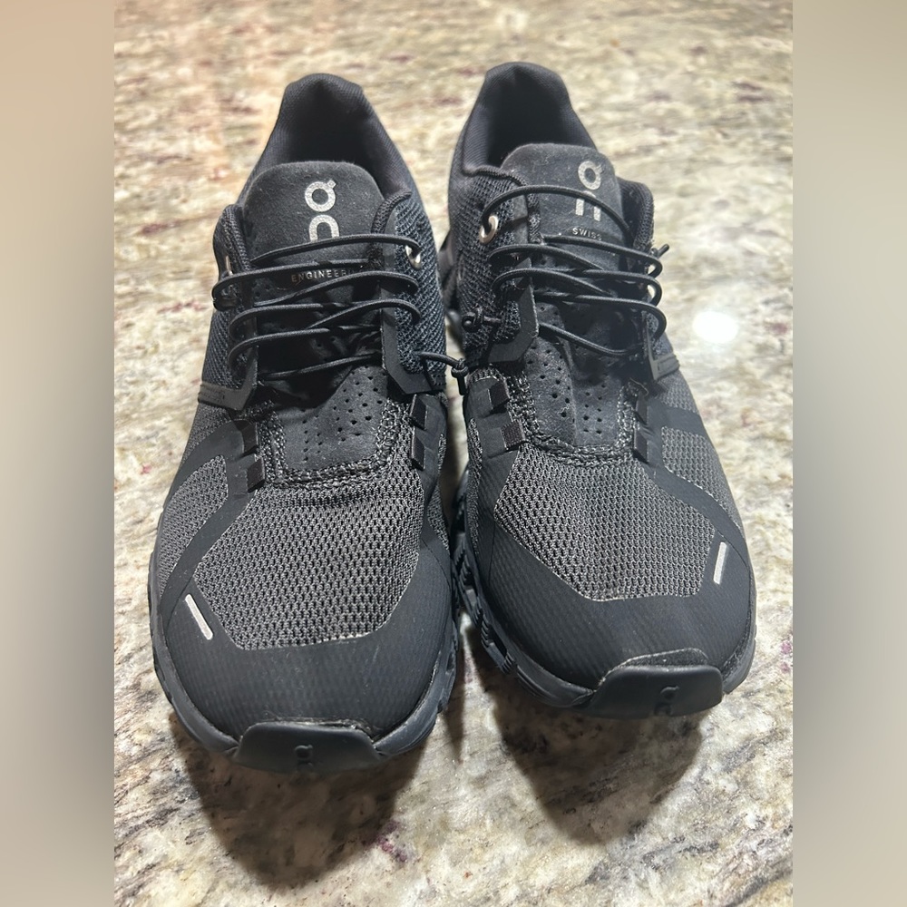 Black ON Cloud shoes